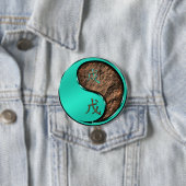 Badge Rond 7,6 Cm Chien de Terre (En situation)
