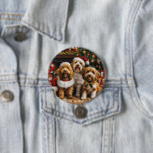 Badge Rond 7,6 Cm Chiens de chiot de Noël Goldendoodle (En situation)