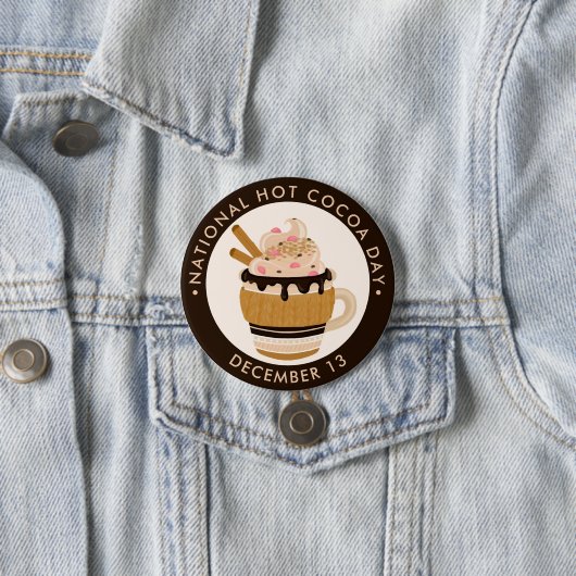 Badge Rond 7,6 Cm Chocolat chaud avec crème fouettée (En situation)
