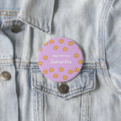 Badge Rond 7,6 Cm Chocolat chips biscuits d'anniversaire violet (En situation)