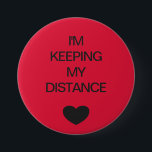 Badge Rond 7,6 Cm Code de couleur de distance sociale rouge<br><div class="desc">Bouton rouge à code couleur de distance sociale pour vous aider à vous sentir en sécurité et à l'aise avec vos interactions sociales et faire savoir aux autres quel niveau de distance sociale vous êtes à l'aise avec. Le texte personnalisable dit "JE GARDE MA DISTANCE". Les articles correspondants et les...</div>