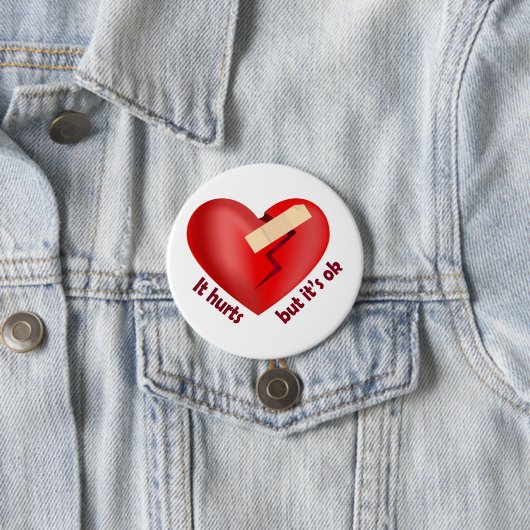Badge Rond 7,6 Cm Coeur brisé guéri avec patch et citation de vie (En situation)