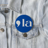 Badge Rond 7,6 Cm Comma, LA : Kamala 2024 (En situation)