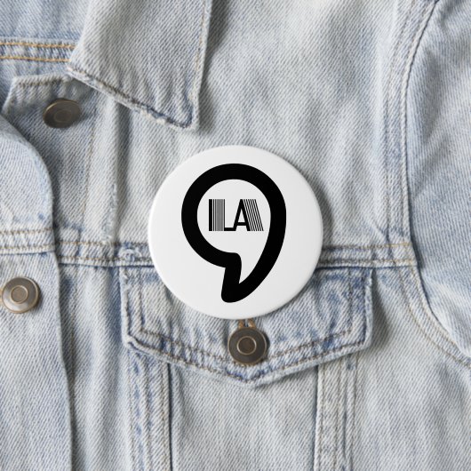 BADGE ROND 7,6 CM COMMALA / KAMALA (En situation)