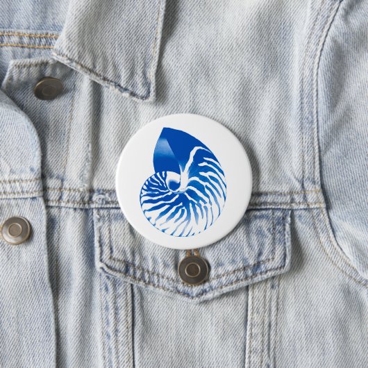 Badge Rond 7,6 Cm Coquille de Nautilus - bleu cobalt et blanc (En situation)