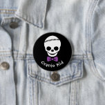 Badge Rond 7,6 Cm Cranio Kid Boy Skull with Purple Bowtie<br><div class="desc">Votre enfant a traversé beaucoup de choses,  célébré ses triomphes et apporter une petite prise de conscience à Craniosynostosis et son fonctionnement avec ce bouton mignon avec un crâne avec un cravate pourpre,  la couleur de la conscience cranio. Customisez le texte pour un message totalement personnel !</div>