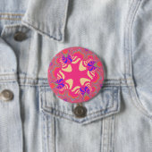 Badge Rond 7,6 Cm Croix Bubblegum rose (En situation)