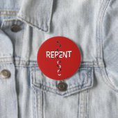 Badge Rond 7,6 Cm Croix des empreintes REPENT (En situation)