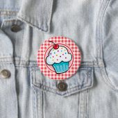 Badge Rond 7,6 Cm Cupcake mignonne sur En vichy rouge et blanc (En situation)