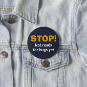 Badge Rond 7,6 Cm Custom Navy STOP No Hugues (En situation)
