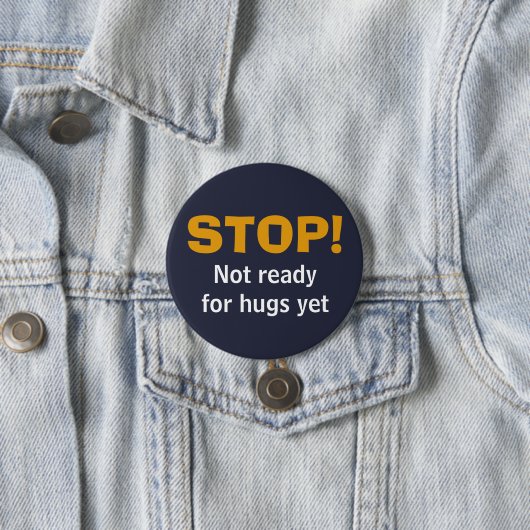 Badge Rond 7,6 Cm Custom Navy STOP No Hugues (En situation)