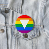 Badge Rond 7,6 Cm Design triangle gay pride (En situation)