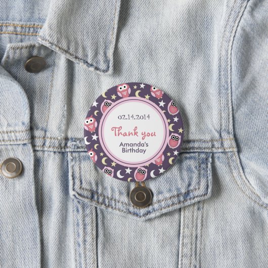 Badge Rond 7,6 Cm Dessin d'Anniversaire de Chouette rose et violette (En situation)