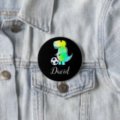 Badge Rond 7,6 Cm Dinosaure vert aquarelle avec nom modifiable (En situation)