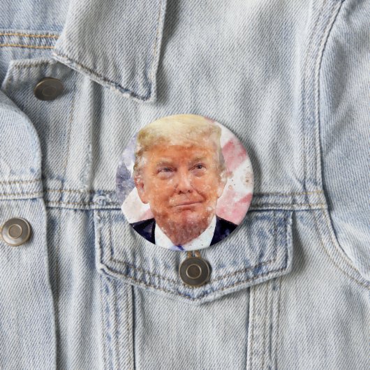 Badge Rond 7,6 Cm Donald Trump souriant avec le drapeau américain (En situation)
