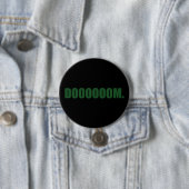 Badge Rond 7,6 Cm DOOOOOM. Bouton en vert (En situation)
