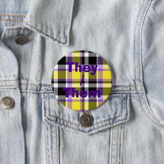 Badge Rond 7,6 Cm Drapeau de fierté éclectique et décalé non binaire (En situation)