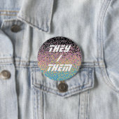 Badge Rond 7,6 Cm Drapeau de fierté polygender pixelisé funky tripan (En situation)