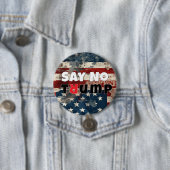 Badge Rond 7,6 Cm Drapeau du slogan anti-trump (En situation)