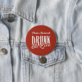 Badge Rond 7,6 Cm Drunin in Love Red Custom Name Bachelorette Retro (En situation)