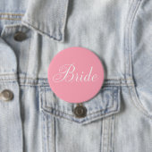 Badge Rond 7,6 Cm Élégant Script Pink Bride (En situation)
