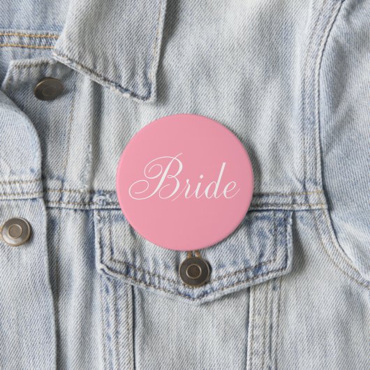 Badge Rond 7,6 Cm Élégant Script Pink Bride (En situation)