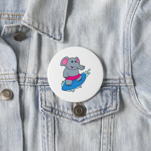 Badge Rond 7,6 Cm Elephant as surfer avec surf (En situation)