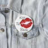 Badge Rond 7,6 Cm Embrassez la jeune mariée (En situation)