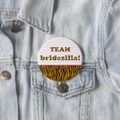 Badge Rond 7,6 Cm Équipe Bridezilla | Bouton Pinback Tigerprint (En situation)