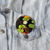 Badge Rond 7,6 Cm "Ethérée Lily Pad Pond avec Central White Blossom (En situation)