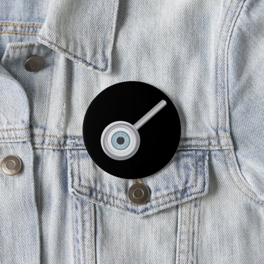 Badge Rond 7,6 Cm Eyeball In Magnifying Glass Button (En situation)