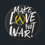 Badge Rond 7,6 Cm Faire l'amour et non le soutien à la guerre en Ukr<br><div class="desc">Make Love Not War montrez votre soutien et votre amour pour l'Ukraine. Le logo Peace aux couleurs du drapeau ukrainien est parfait pour ceux qui sont avec l'Ukraine. Ce design s'inscrit également dans le temps du Jour des terres,  célébré le 22 avril.</div>