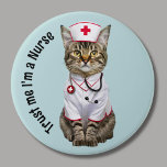 Badge Rond 7,6 Cm Faites-moi confiance Je suis infirmière, mignonne<br><div class="desc">Une infirmière de chat vraiment mignonne. Vous pouvez changer les mots ici si vous voulez. Idéal pour les professionnels de la santé comme pour les amoureux de les chats.</div>