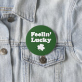 Badge Rond 7,6 Cm Feelin' Lucky Shamrock (En situation)