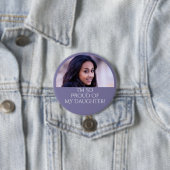Badge Rond 7,6 Cm Fier Parent Graduation Fille Photo Violet (En situation)