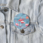 BADGE ROND 7,6 CM FLAMANTS ROSES MOTIF 1 (En situation)