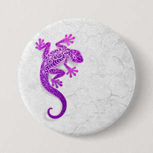Badge Rond 7,6 Cm Gecko pourpre s'élevant sur un mur blanc