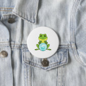 Badge Rond 7,6 Cm Grenouille avec boule de cristal (En situation)