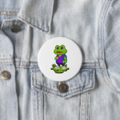 Badge Rond 7,6 Cm Grenouille comme randonneur avec sac à dos (En situation)