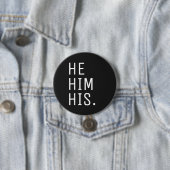 Badge Rond 7,6 Cm Il Lui Son Pronoun (En situation)