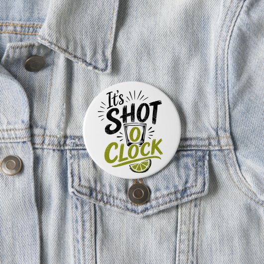Badge Rond 7,6 Cm It's "Shot O'clock" typography fun shot glass. (En situation)