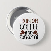 Badge Rond 7,6 Cm Je Cours Sur Café Et Sarcasme (Devant & derrière)