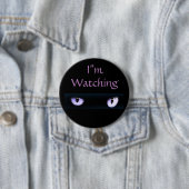 Badge Rond 7,6 Cm Je regarde les yeux de chats violets (En situation)