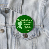 Badge Rond 7,6 Cm Jeune fille irlandaise verte grande (En situation)