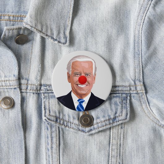 BADGE ROND 7,6 CM JOE BIDEN BOUTONS CLOWN (En situation)