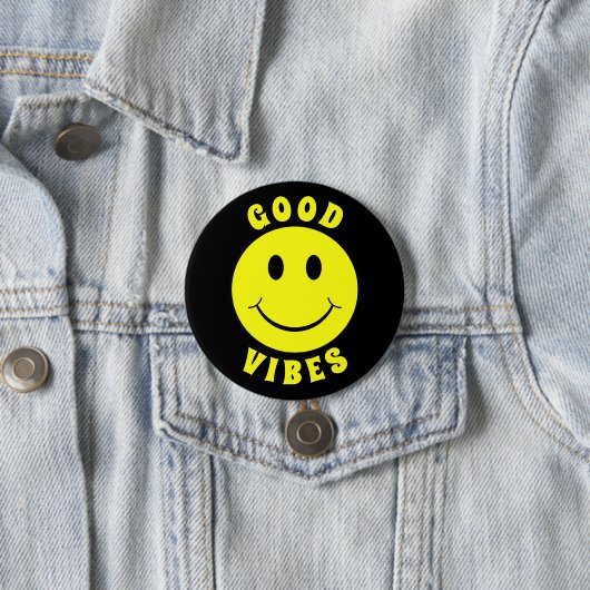 Badge Rond 7,6 Cm Joyeux visage jaune Good Vibes noir (En situation)