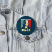 BADGE ROND 7,6 CM KAMALA (En situation)