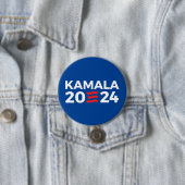 BADGE ROND 7,6 CM KAMALA 2024 (En situation)