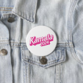 Badge Rond 7,6 Cm Kamala 2024 rose (En situation)