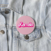 Badge Rond 7,6 Cm Kamala Harris en rose (En situation)